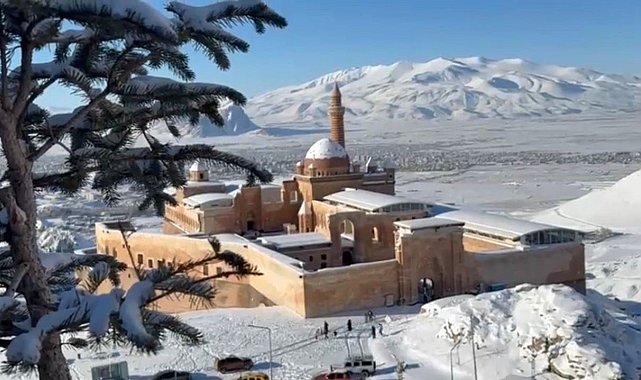 Tarihi İshak Paşa Sarayı'nda kış güzelliği büyülüyor