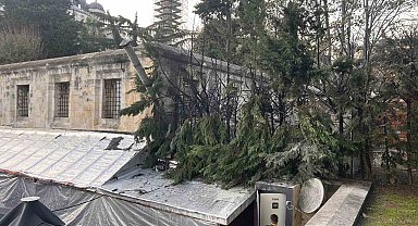 Tarihi Sultanahmet Camisinin altındaki çarşıda yangın çıktı