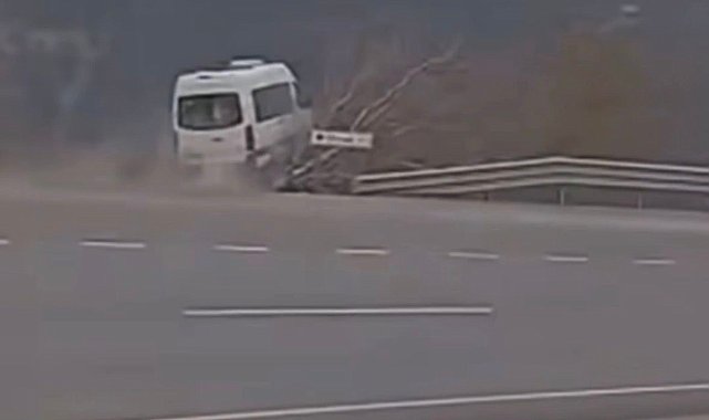 Tarım işçilerini taşıyan minibüsün şarampole uçtuğu kaza kamerada