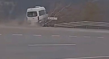 Tarım işçilerini taşıyan minibüsün şarampole uçtuğu kaza kamerada