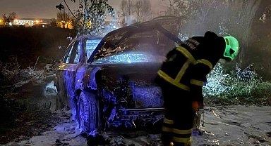 Tarlada park halindeki otomobil alev topuna döndü, geriye demir yığınları kaldı