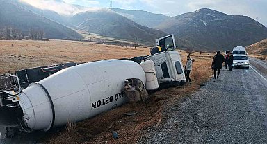 Tatvan-Hizan yolunda beton mikseri şarampole devrildi: 1 yaralı