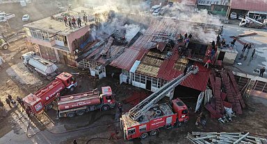 Tatvan'da kereste dükkanında yangın