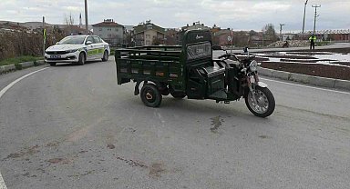 Tavşanlı'da elektrikli motosiklet devrildi: 4 yaralı
