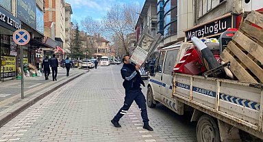 Tavşanlı'da yaya yolunu işgal eden duba ve reklam panoları toplanıyor