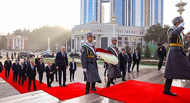 TBMM Başkanı Kurtulmuş, İsmail Somoni Anıtı'na çelenk bıraktı