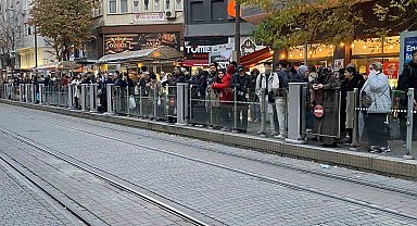 Teknik arıza sebebiyle tramvay seferleri aksadı, duraklarda yoğunluk oluştu