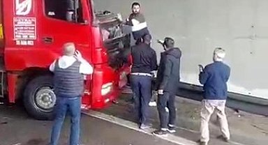 TEM'de korkunç kaza: Kendi kullandığı tırın altında can verdi