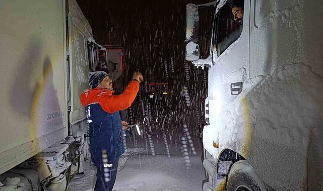 Tendürek'te tipi nedeniyle onlarca araç yolda kaldı