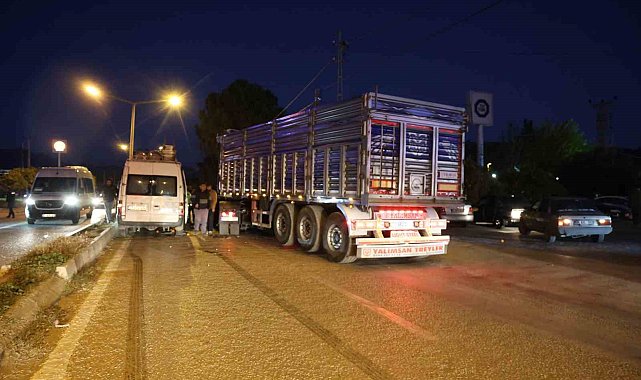 Tır işçi minibüsüne çarptı: 2 yaralı