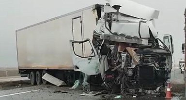 Tır yol kenarındaki tırın dorsesine çarptı: 1 yaralı