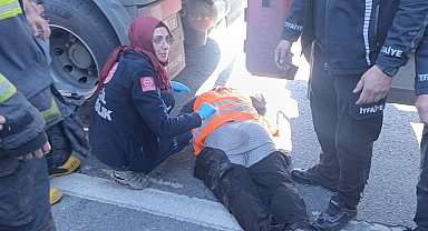 Tırın altında kalan karayolları işçisi hayatını kaybetti