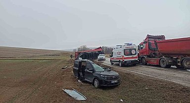 Tırın dorsesi hafif ticari aracın üzerine devrildi: 2 yaralı