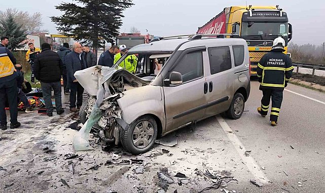 Tırla çarpışan hafif ticari araç alev aldı: 5 yaralı