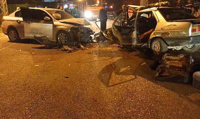 TOFAŞ'ın hurdaya döndüğü kazada 2 kişi yaralandı