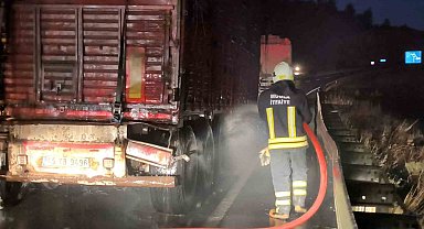 Tomruk yüklü TIR'da çıkan yangın büyümeden söndürüldü