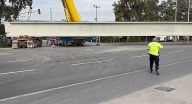 Tonlarca ağırlıktaki beton blok taşıyan tırın tekeri koptu