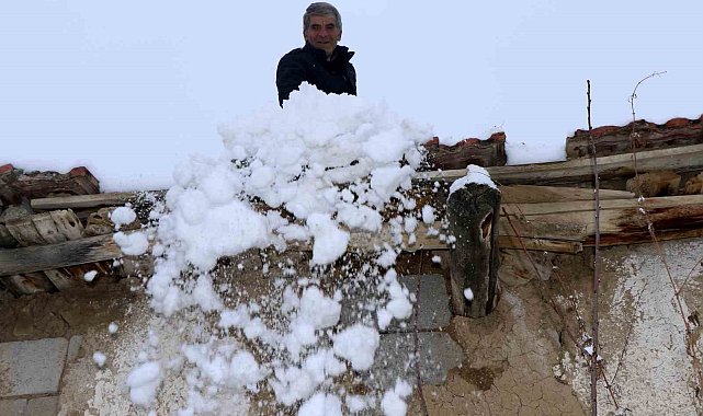 Toprak damlı evlerde yaşayan vatandaşlar baca küreme işine koyuldu