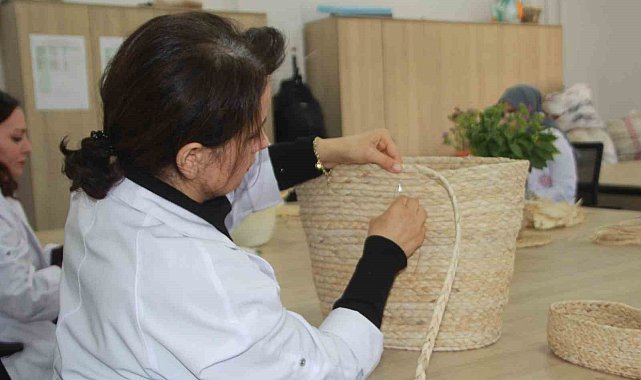 Topraktan gelen miras tasarımla buluştu: Mısır kabuğu kadınların elinde hayat buluyor