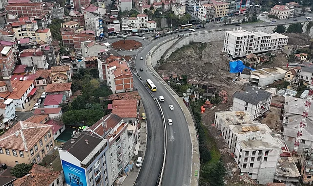 Trabzon'da yol çalışmaları gece gündüz sürüyor