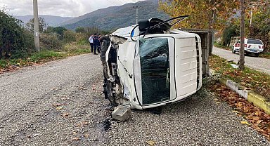 Traktöre çarpmamak için manevra yaptı, devrilen kamyonette yaralandı