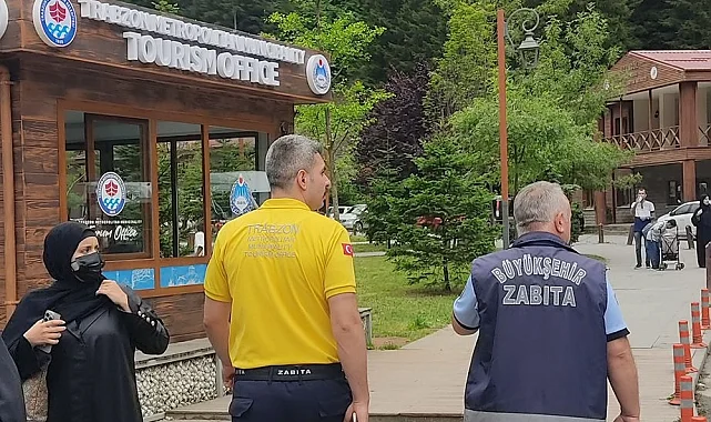 Turistlerin yüzü zabıta ile güldü