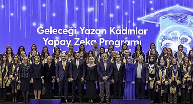 Turkcell'in 'Geleceği Yazan Kadınlar Yapay Zekâ Projesi' mezunlarını verdi