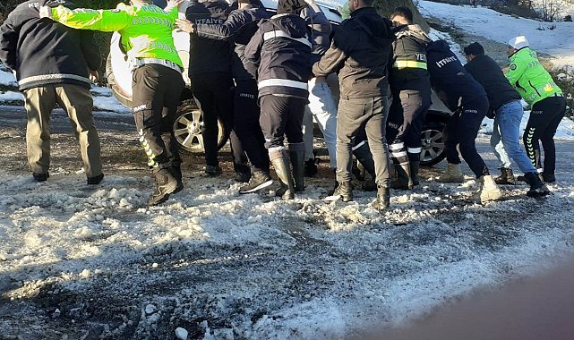 Türkeli'de buzlanma kazaya neden oldu: Otomobil yan yattı