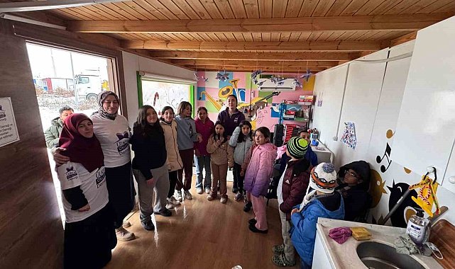 Türkiye'nin dört bir yanından gönderilen yılbaşı ikramlıkları öğrencilere ulaştırıldı