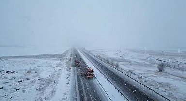 Turuncu kaplanların Bayburt-Gümüşhane yolunda karla mücadelesi sürüyor