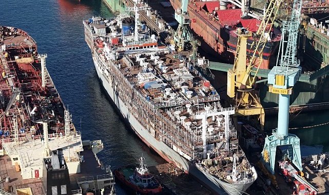 Tuzla'da yanan gemi söndürüldü