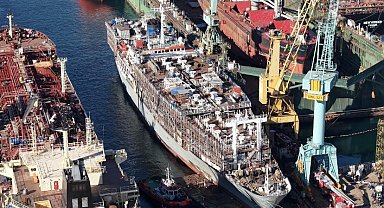 Tuzla'da yanan gemi söndürüldü