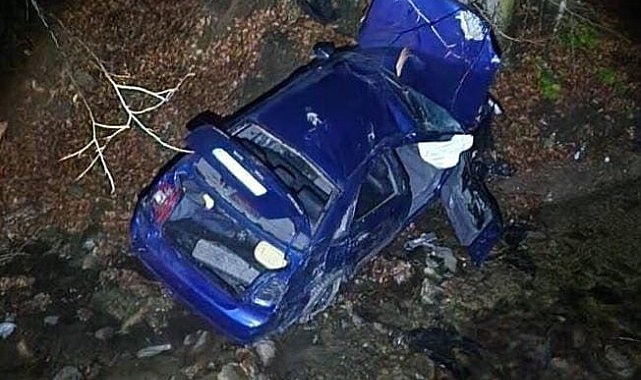 Uçurumdan yuvarlanan otomobilden 3 kişi sağ çıktı