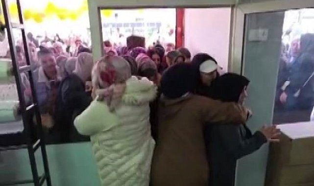 Ucuzu gören kadınlar ezilme tehlikesi atlattı