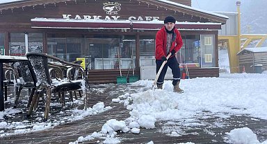 Uludağ'da kar kalınlığı 10 santimetreye yaklaştı