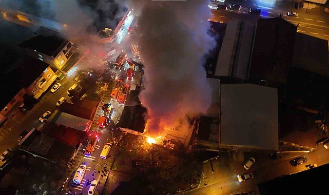 Ümraniye'de kereste deposunda yangın