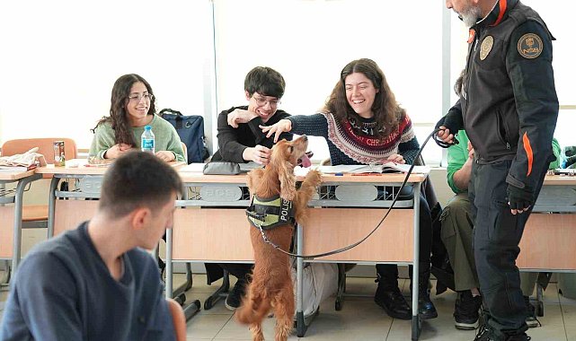 Üniversitelilerin ilgi odağı narkotik köpeği "Leo" oldu