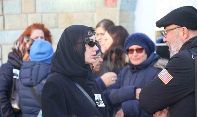 Ünlü oyuncu Burcu Özberk'in dedesi son yolculuğuna uğurlandı