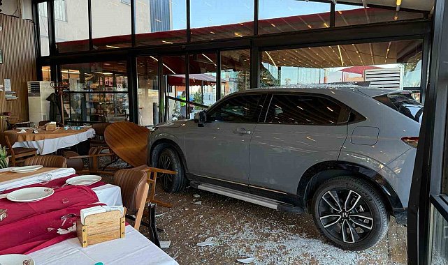 Ünlü sanatçı Cahit Berkay'ın aracıyla daldığı restoranın işletmecisi o anları anlattı