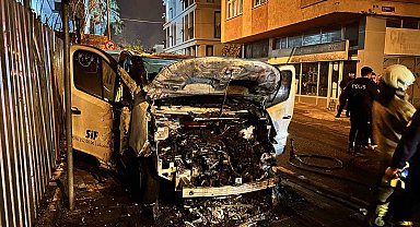 Üsküdar'da park halindeki araç alev alev yandı: O anlar kamerada