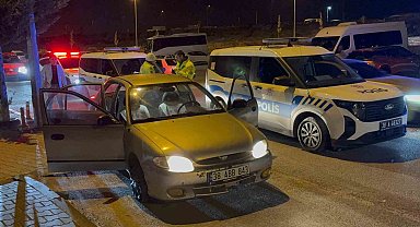 Uygulamada görevli polise çarpıp kaçtılar: 4 gözaltı