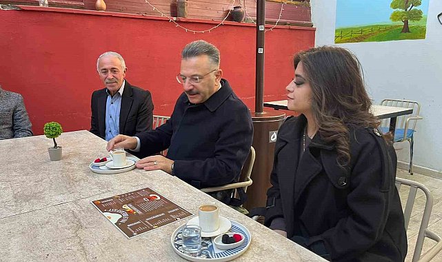 Vali Aksoy, işitme engelli genç girişimci kadının açtığı işletmede sabah kahvesini içti