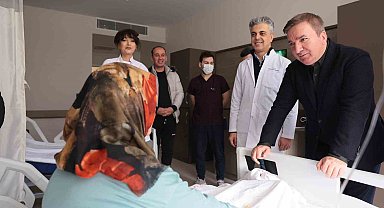 Vali Aydoğdu hastanede tedavi gören hastaları ziyaret etti