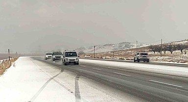 Van-Özalp yoluna dolu yağışı