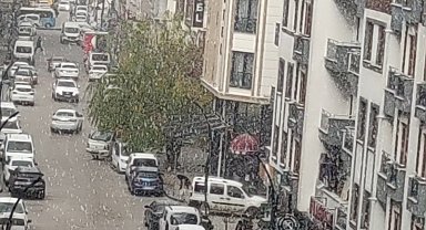 Van'da dolu yağışı şehri beyaza bürüdü