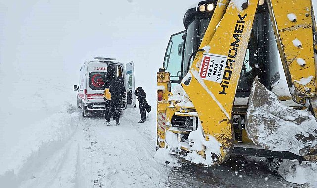Van'da kar yağışı ulaşımı aksattı: Sağlık ve belediye ekipleri alarma geçti