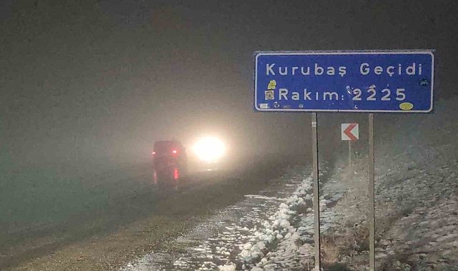 Van'da Kurubaş Geçidi'nde yoğun kar yağışı ve sis etkili oldu