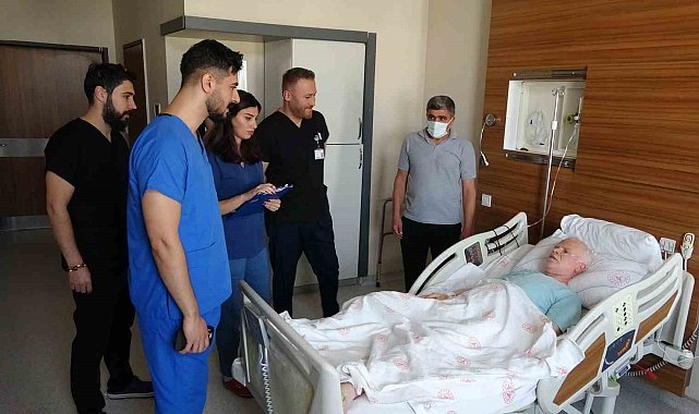 Van'da ölümcül damar yırtığı 15 kişilik ekip tarafından ameliyat edildi
