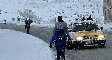 Van'da yoğun kar yağışı: Uçak seferleri rötar yaptı