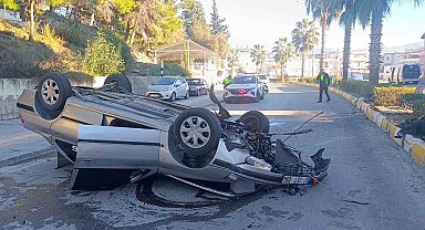 Virajı alamayan otomobil refüjdeki aydınlatma direğine çarpıp takla attı: 2 yaralı